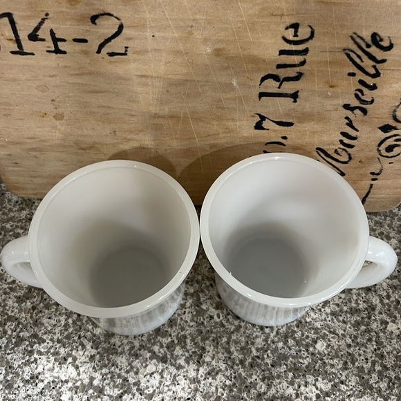 Set of 2 Vintage Milk glass mugs - Picture 3 of 3